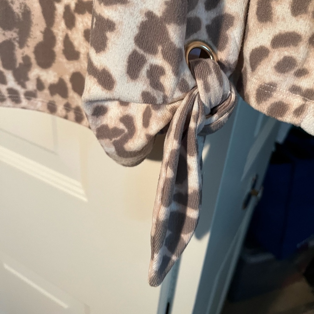 Belle Kim Gravel Soft Animal Print Sweatshirt Tie Detail - Picture 2 of 7